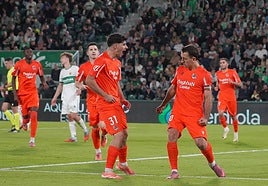 Jon Martín acude a felicitar a Mikel Oyarzabal por su gol tras transformar el penalti.