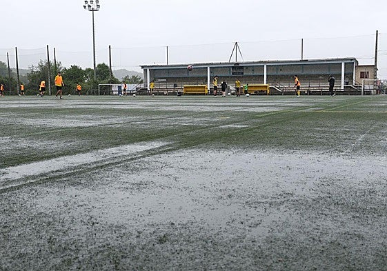 El actual sistema de drenaje del campo «se encuentra parcialmente obstruido», tal y como indica el documento del proyecto de ejecución.