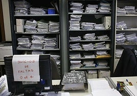 Acumulación de documentos en un despacho de un juzgado.