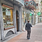 Óptica Mujica baja la persiana tras décadas de servicio en el corazón de Irun.