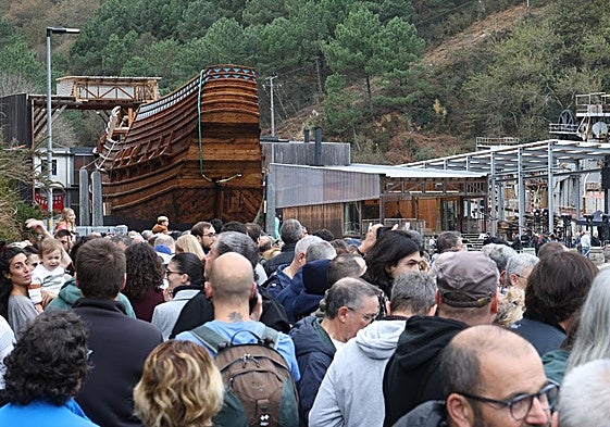 Una multitud de personas se ha congregado en las inmediaciones de Albaola en Pasai San Pedro para presenciar la botadura de la nao San Juan.