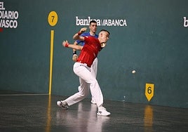 Javi Cuairan suelta un zurdazo marca de la casa ante Unax Apeztegia, ayer en el Igarondo.