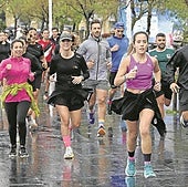 Uno de los muchos grupos de corredores que ayer salieron a estirar las piernas por el paseo de La Concha