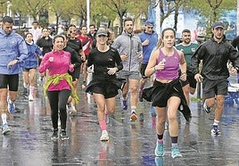 Uno de los muchos grupos de corredores que ayer salieron a estirar las piernas por el paseo de La Concha