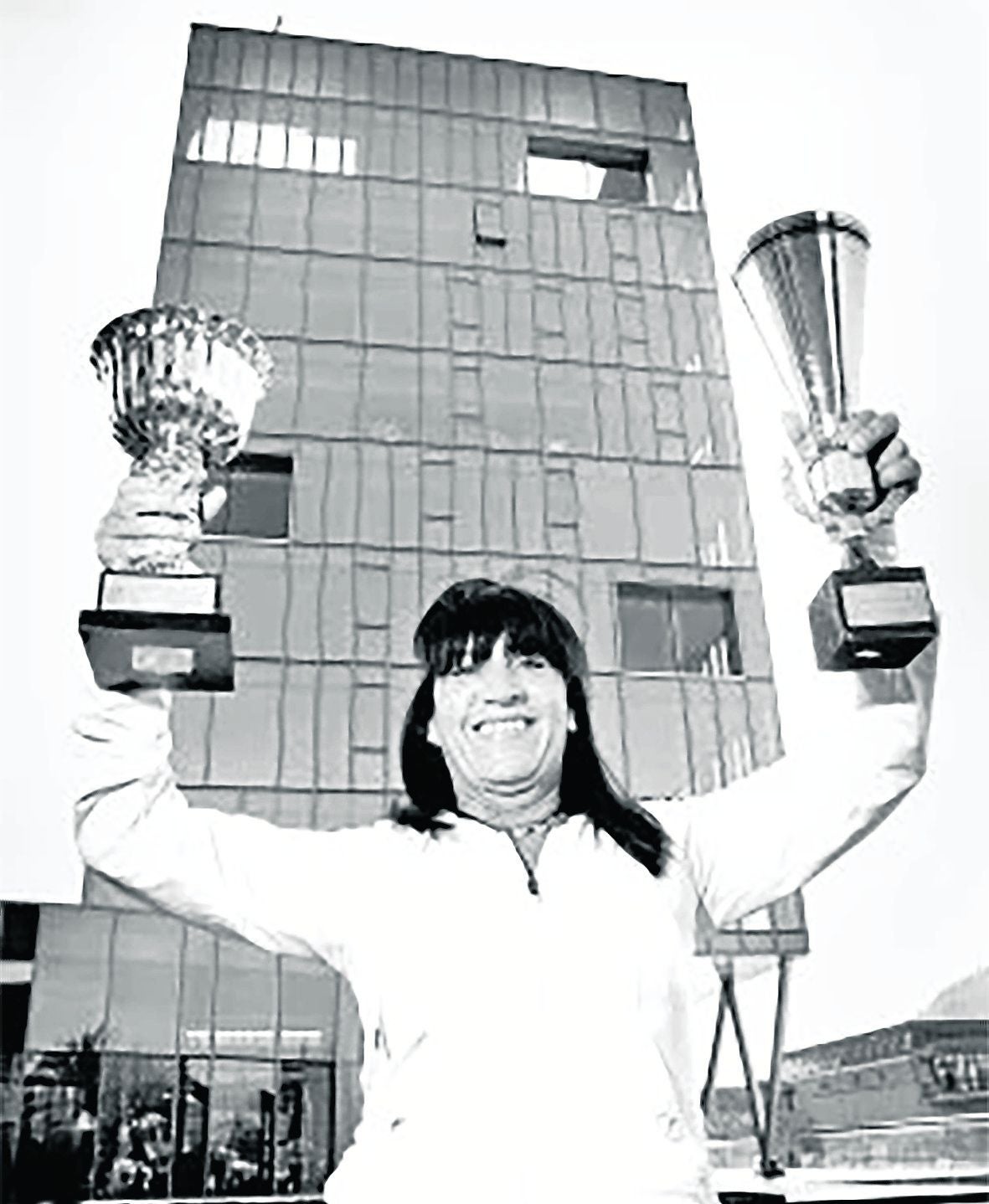 Begoña posa con dos de los muchos trofeos que ha logrado como atleta de élite.