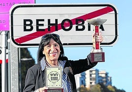 La fondista Begoña Zuñiga posa en Behobia, donde vive, con uno de los trofeos que consiguió en su gran carrera como atleta