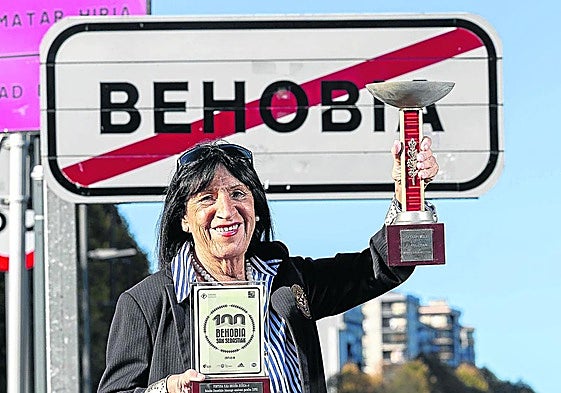 La fondista Begoña Zuñiga posa en Behobia, donde vive, con uno de los trofeos que consiguió en su gran carrera como atleta