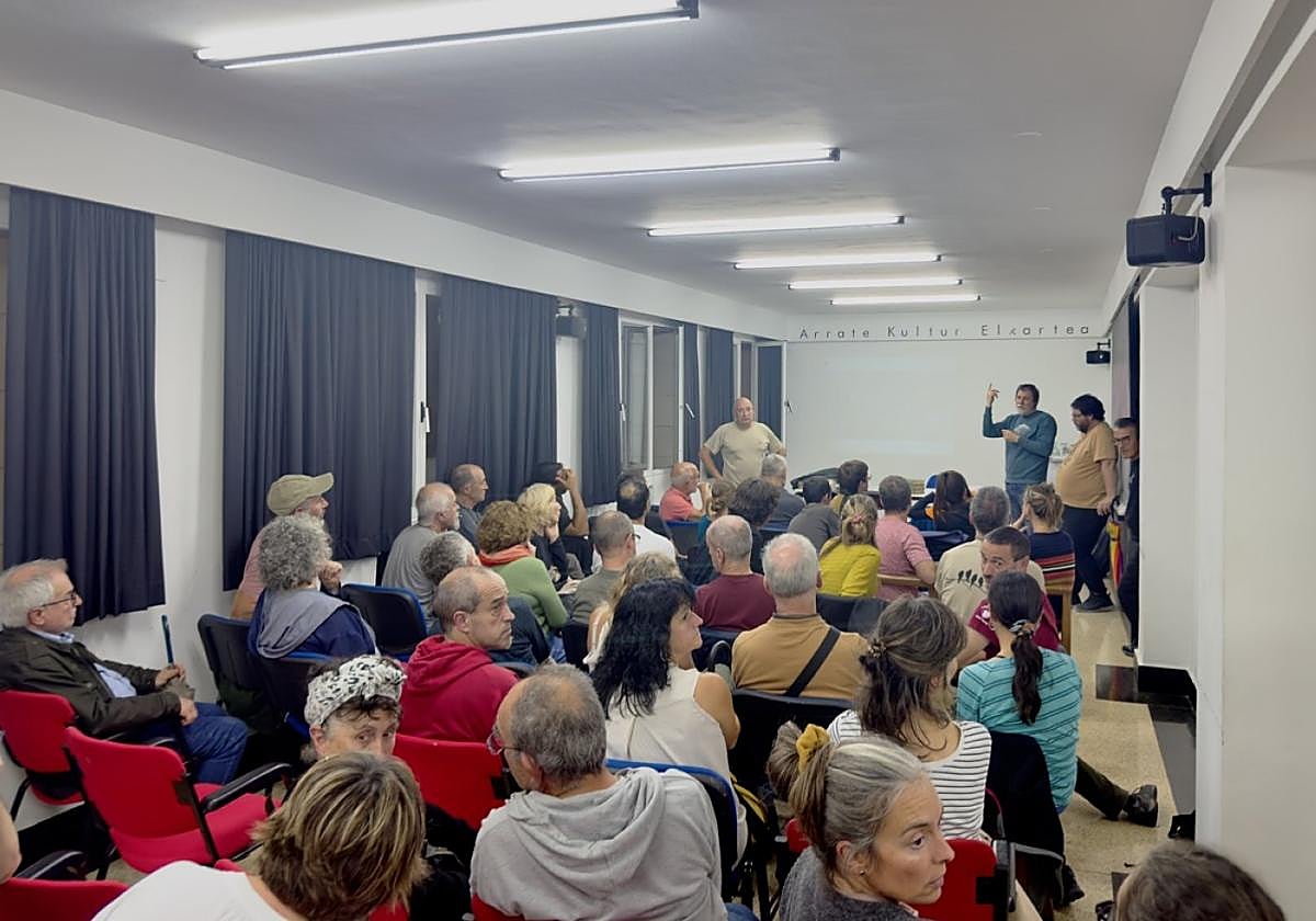 La reunión convocada por diferentes colectivos contó con una notable asistencia.