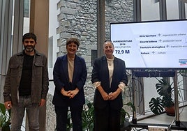 Eneko del Amo, concejal de Hacienda, la alcaldesa Aizpea Otaegi y Maite Gartzia, teniente de alcaldesa.