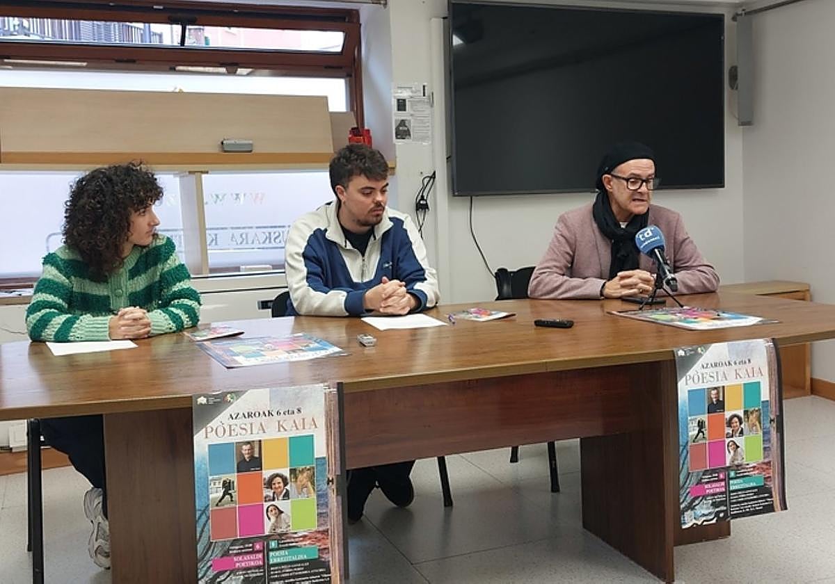 Salaberria, Saizar y Makuso en la presentación de Poesia Kaia.