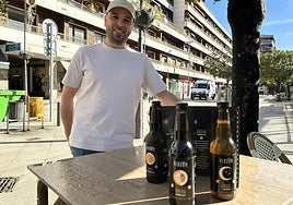 Mikel Llucia con sus tres creaciones de cerveza artesanal sin gluten.