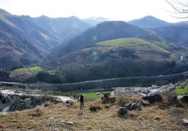 La cantera a la derecha, a pocos metros del pueblo de Almandoz, en Baztan.