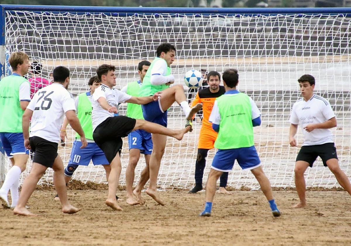 Aukera berri bat hondartzako futbol txapelketaz gozatzeko, batzuk jokatzen eta besteak ikusten.