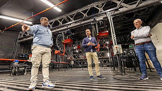 El jefe técnico, Sergio López, José Ignacio Abanda y Jaime Otamendi, sobre el telar del teatro.