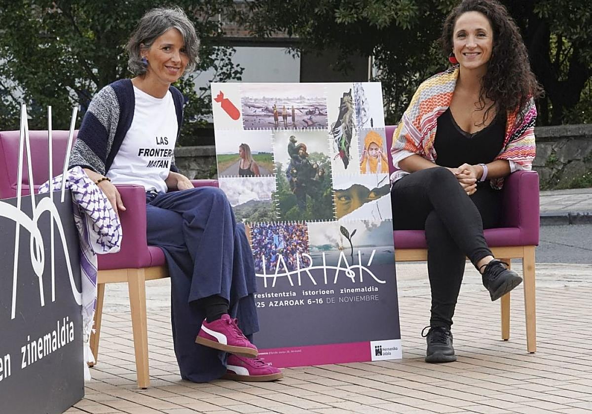 La coordinadora del festival Hariak, Su Hernández, y la concejal de Cooperación, Itsaso Lekuona.