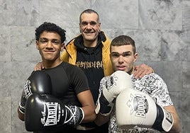 Gabriel y Ekaitz junto a su entrenador Aitor Abel, de la mano del que llegan a su primer combate de boxeo.