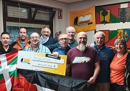 Voluntarios de Lekanazpi con el cheque para Gernika-Palestina que pone el broche al 'Fin de Semana Micológico'.