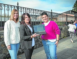 Jessika Bermejo, Aitziber Gorostiza y Leire Aldazabal en el CEIP Amorebieta Larrea.