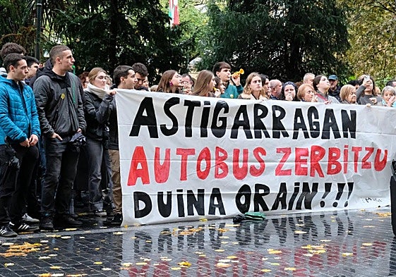 Un centenar de vecinos de Astigarraga se concentró frente a la Diputación de Gipuzkoa.