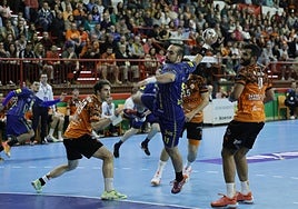 El pivote chileno Esteban Salinas marcó cuatro goles en la cancha del Torrelavega.