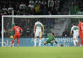 Oyarzabal, de penalti, engaña a Dituro