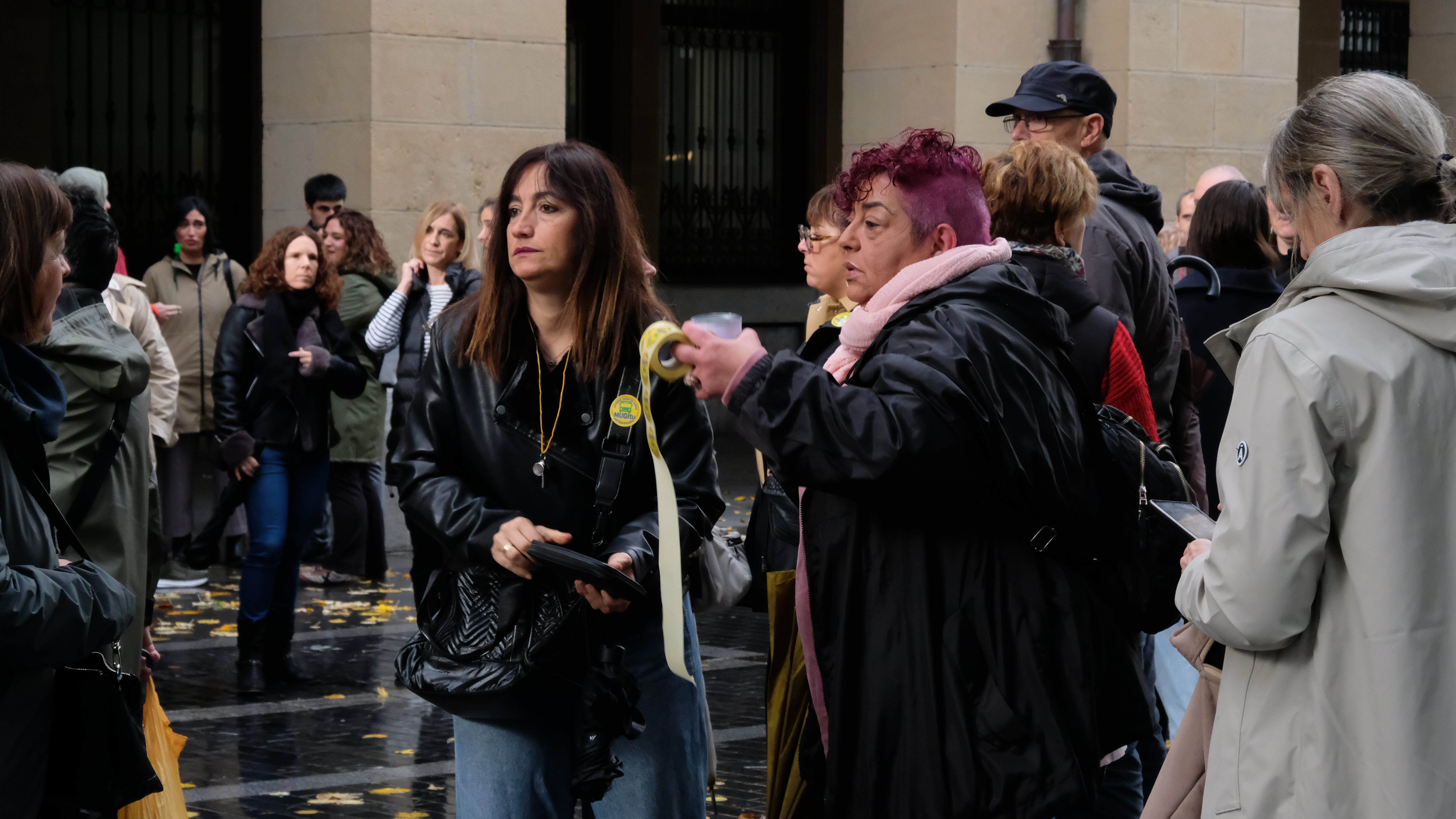 Los vecinos de Astigarraga se concentran en San Sebastián para protestar por el servicio de autobús