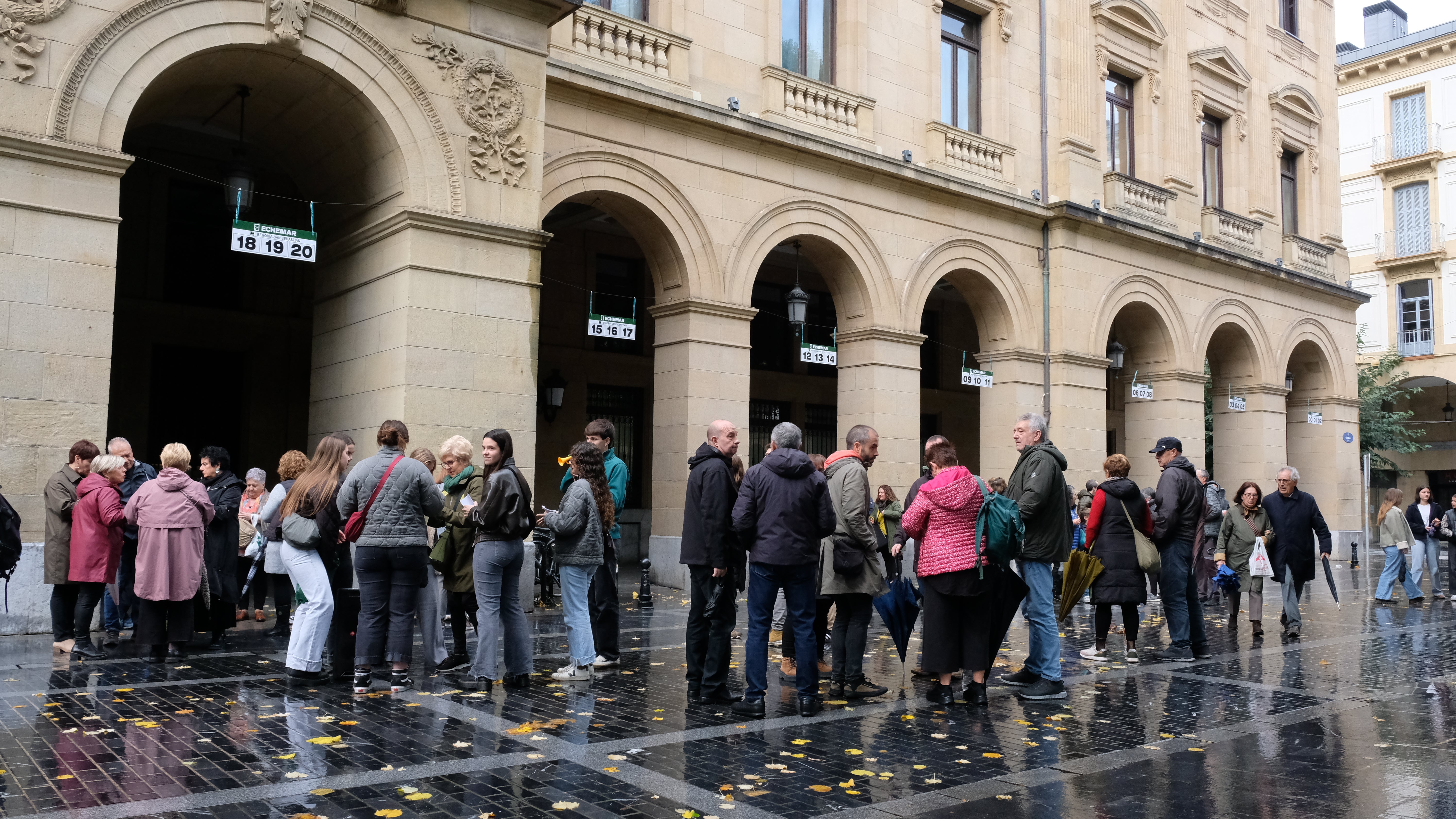 Los vecinos de Astigarraga se concentran en San Sebastián para protestar por el servicio de autobús