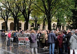 Los vecinos de Astigarraga se concentran en San Sebastián para protestar por el servicio de autobús