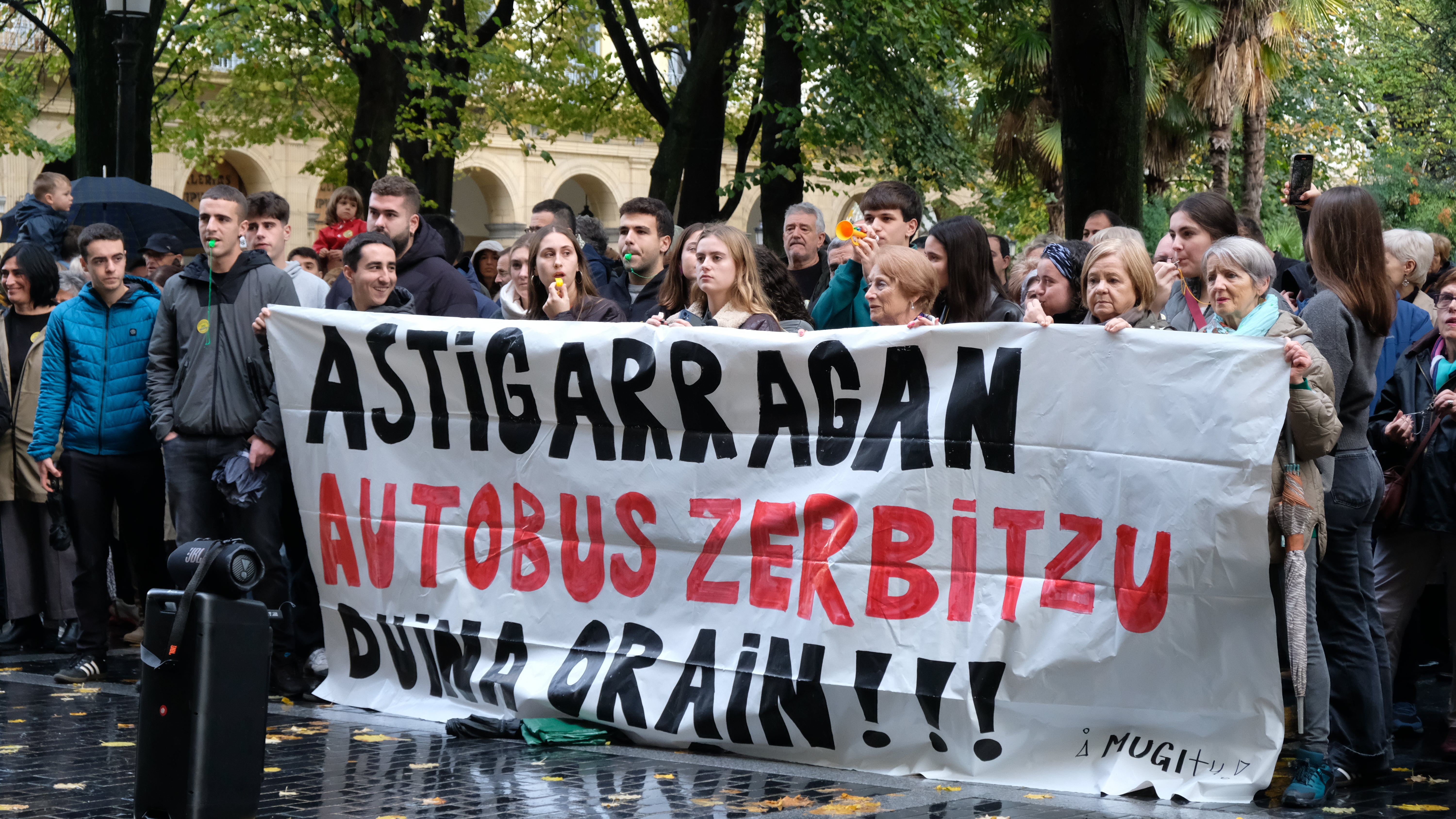 Los vecinos de Astigarraga se concentran en San Sebastián para protestar por el servicio de autobús