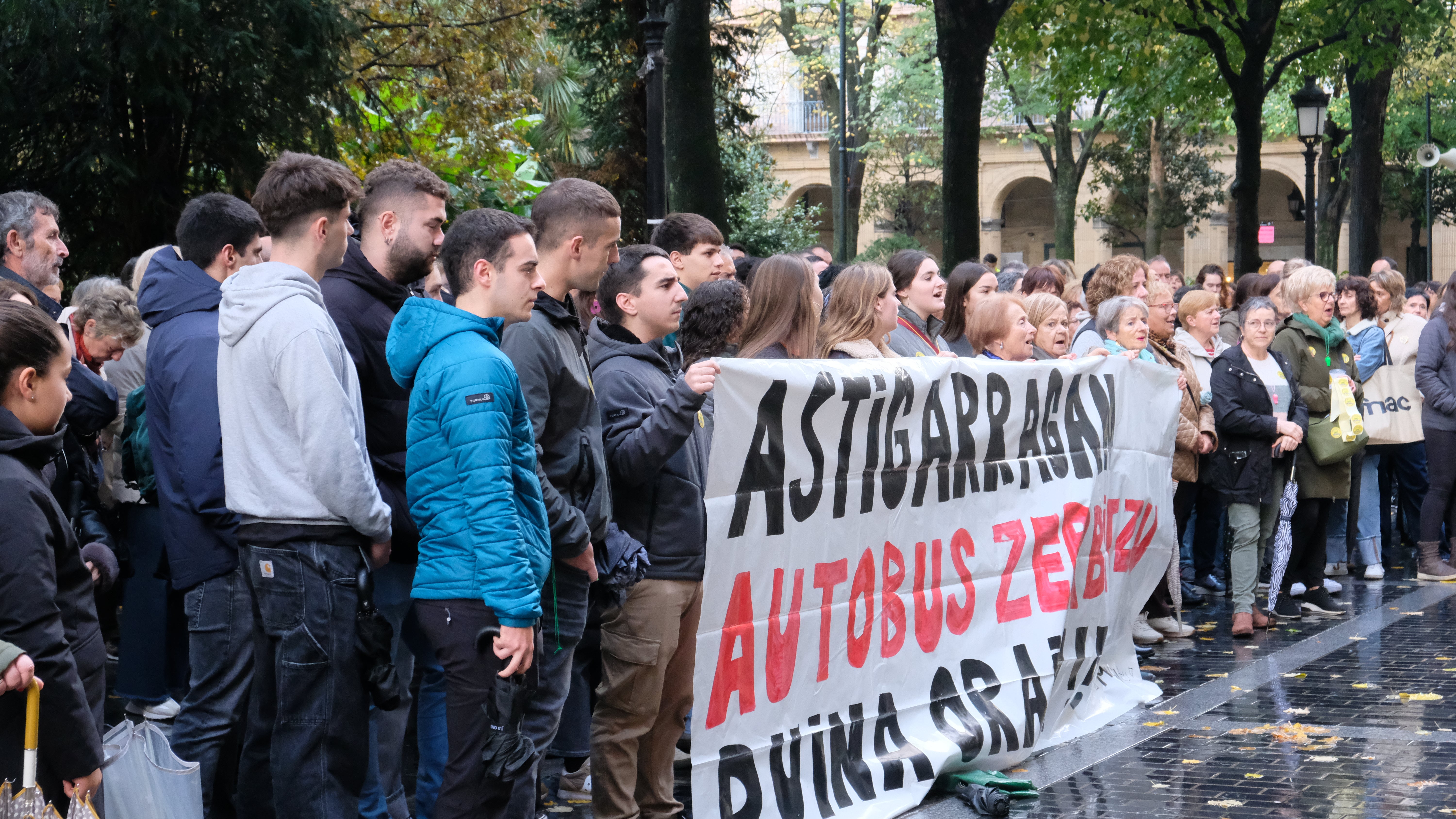 Los vecinos de Astigarraga se concentran en San Sebastián para protestar por el servicio de autobús