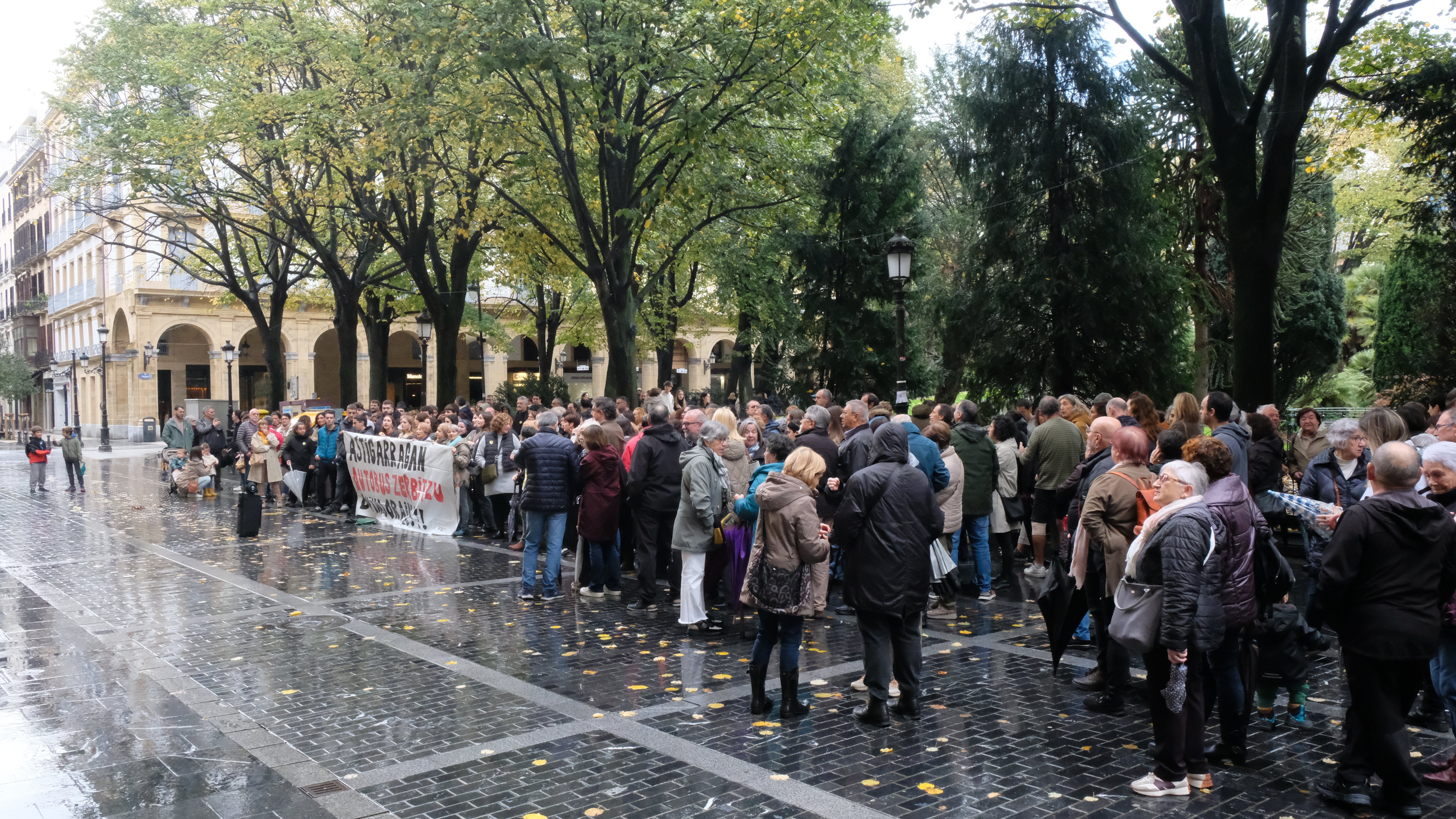 Los vecinos de Astigarraga se concentran en San Sebastián para protestar por el servicio de autobús