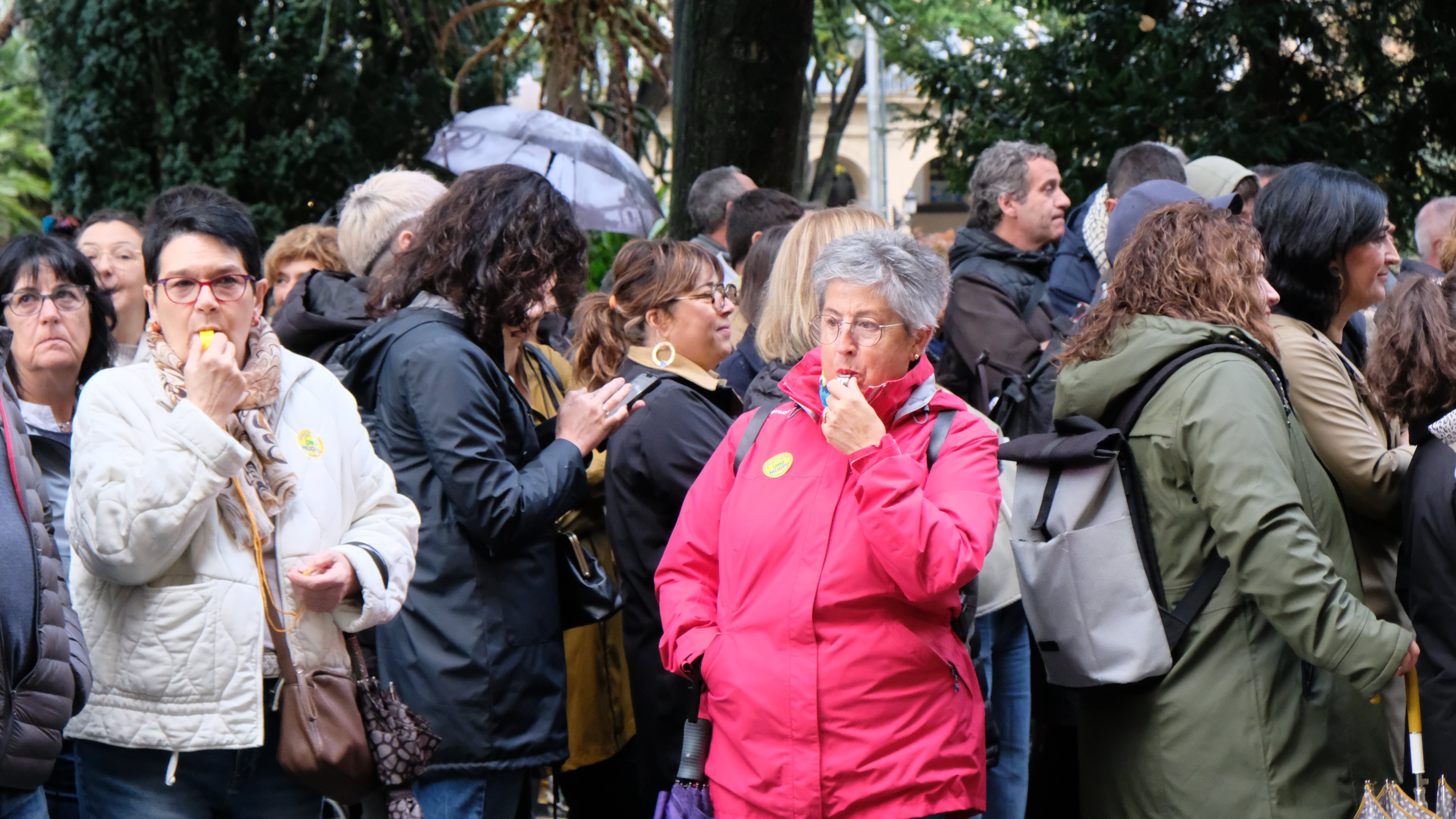 Los vecinos de Astigarraga se concentran en San Sebastián para protestar por el servicio de autobús