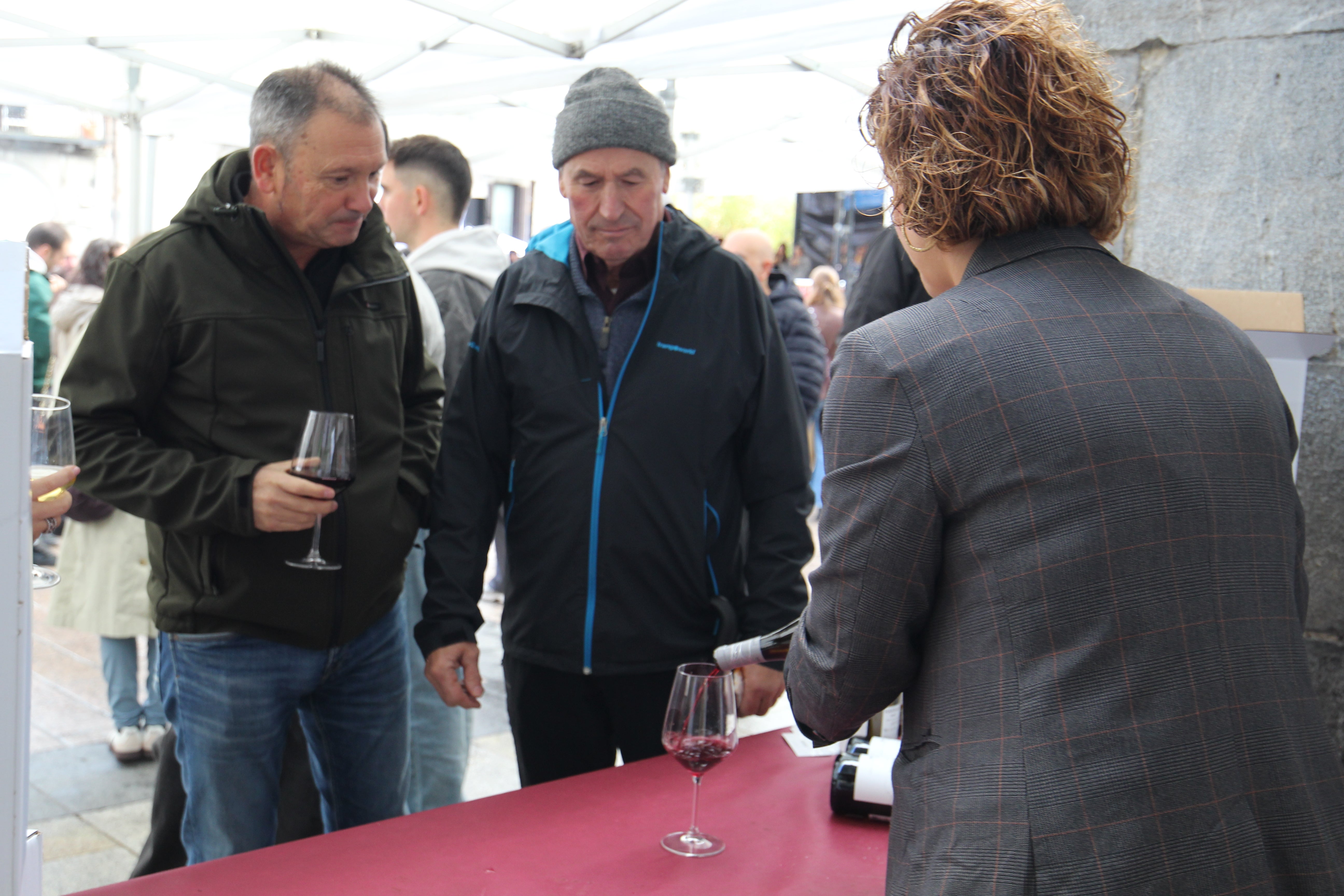 El vino y el buen ambiente llenan la plaza de Azpeitia