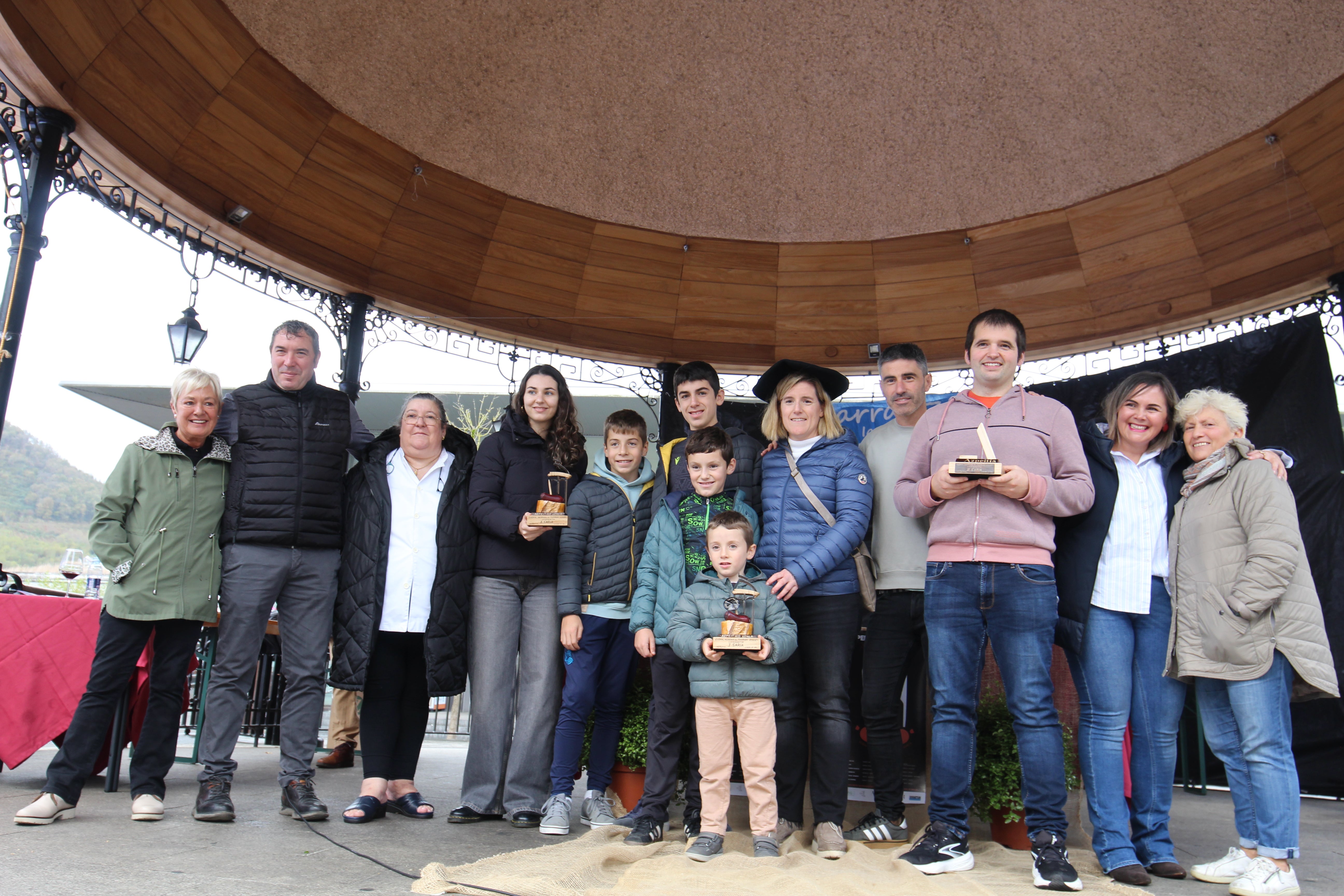 El vino y el buen ambiente llenan la plaza de Azpeitia