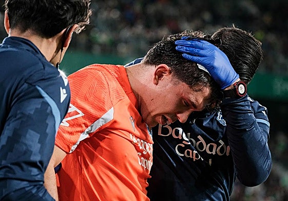 El médico Xabi Valencia tapa la brecha que se hizo en la cabeza Aramburu, el viernes en el Martínez Valero.