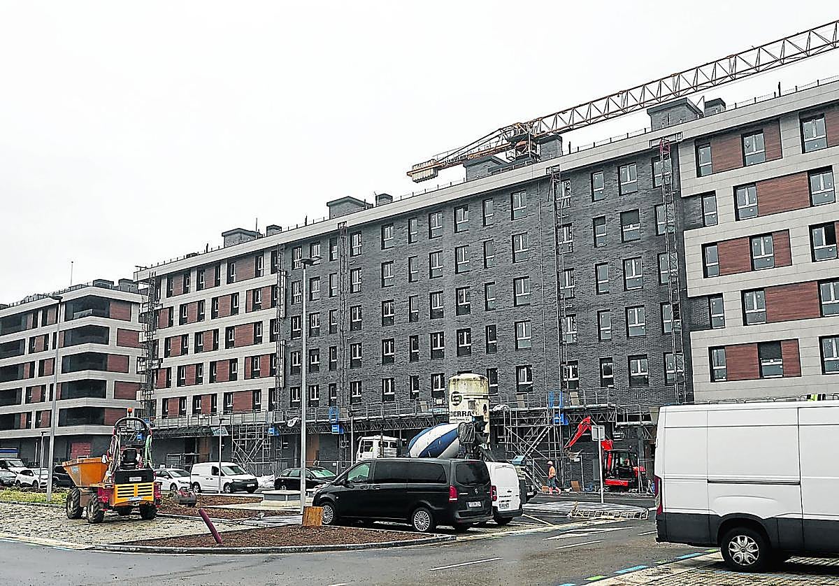 Viviendas en construcción en Ciudad Jardín (Loiola), uno de los enclaves donde Donostia ha ofrecido suelo al Gobierno Vasco.