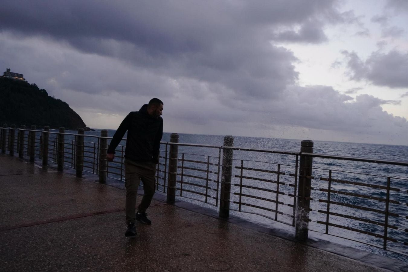 Olas de hasta tres metros en el Paseo Nuevo de San Sebastián