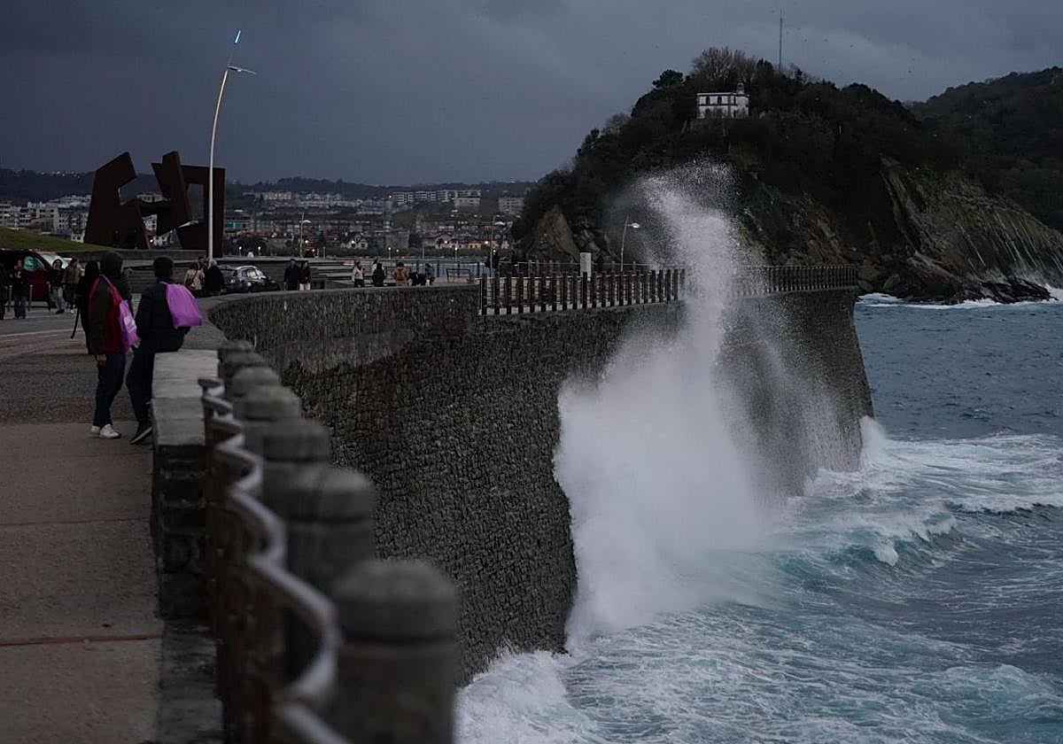 Olas de hasta tres metros en el Paseo Nuevo de San Sebastián