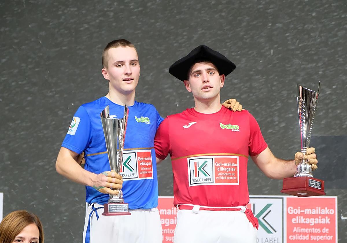 Senar, nuevo campeón del Cuatro y Medio Serie B, en el podio junto Amiano en el frontón Uranzu de Irun.