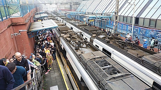 Cientos de corredores de la Behobia - San Sebastián afectados por la avería de un tren del Topo en Errenteria