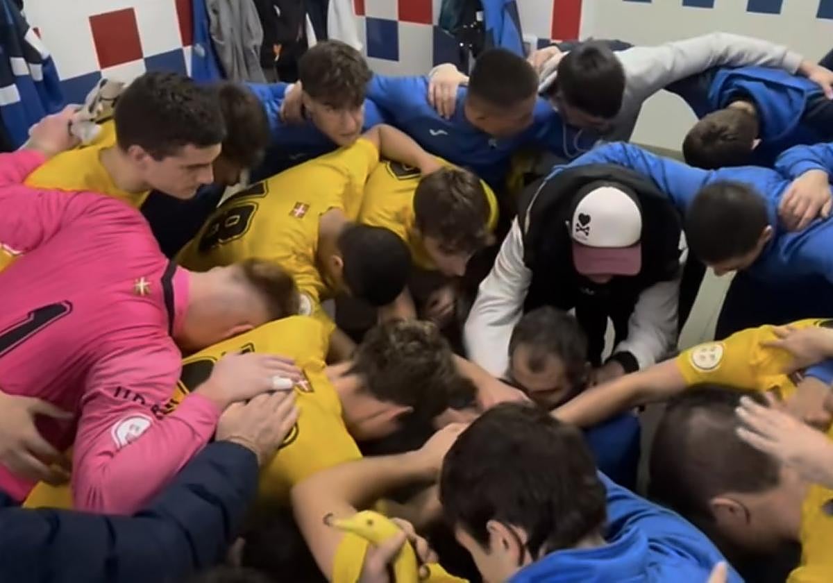 Piña y ánimos en el vestuario de la  UDA antes de saltar al césped.