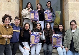 Las estudiantes que han impulsado la iniciativa junto con la ténica municipal de igualdad Maider Etxaniz y la concejala Ainhoa Sánchez.