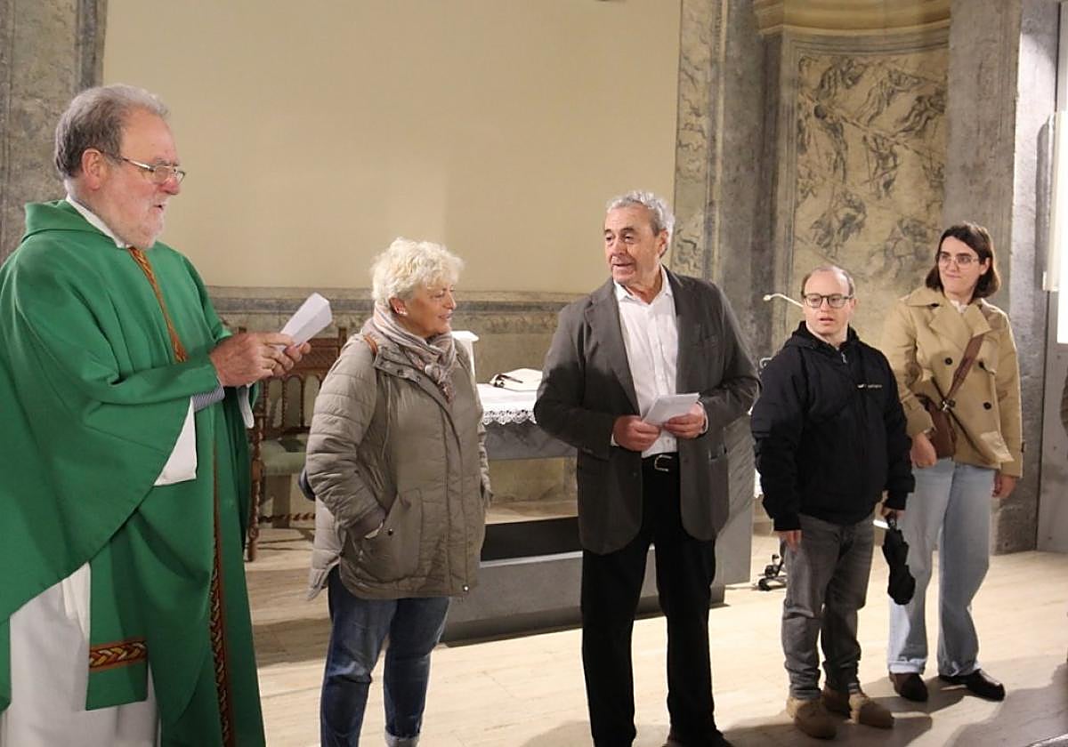 Joxin Iriarte hace entrega de los sobres a los componentes de las entidades locales.