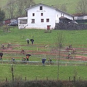 Imagen inédita de los ciclistas corriendo por la campa del caserío Mintxeta.