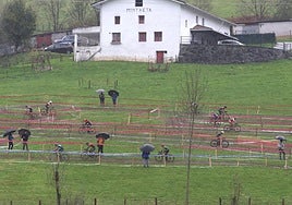 Imagen inédita de los ciclistas corriendo por la campa del caserío Mintxeta.
