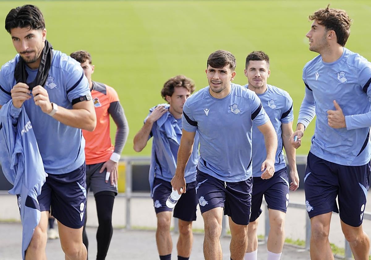 Soler, Marrero, Odriozola, Marín, Zubeldia y Goti, accediendo al campo Z2 de Zubieta.