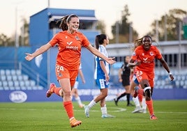 Aiara celebra con mucha alegría junto a Edna Imade