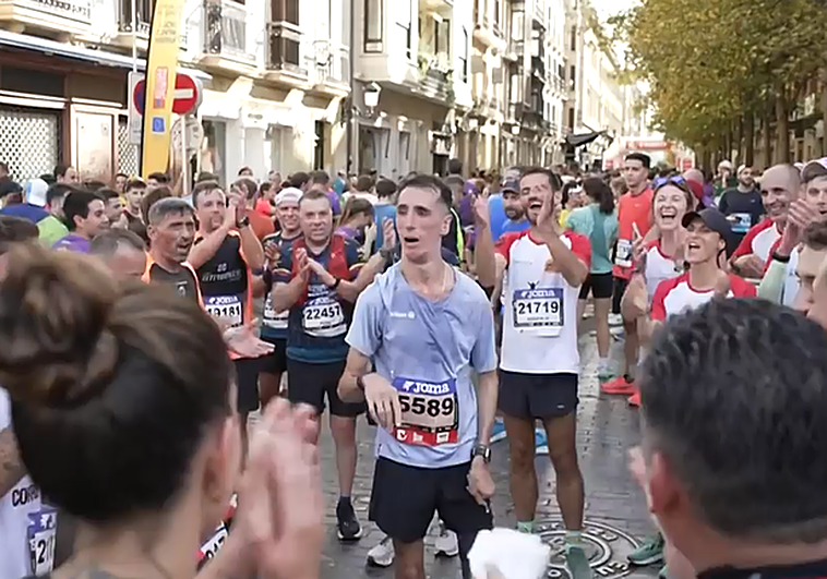 Alex Roca, emocionado tras llegar a la meta en Donostia.