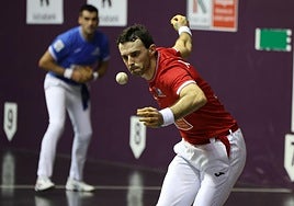 Jokin Altuna se dispone a sacar con Ezkurdia al resto en el Uarkape de Arrasate.