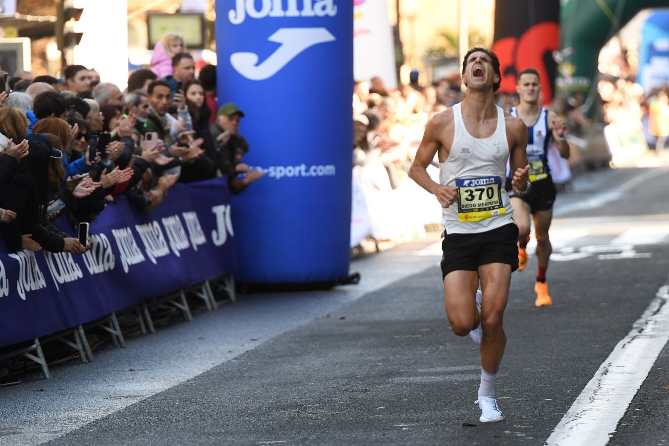 La llegada a meta de los atletas de élite: Raúl Celada y Katherine Tisalema se llevan la Behobia